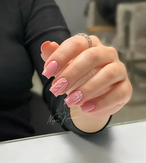 طراحی ناخن صورتی با طرح بافت برجسته و دانه برف